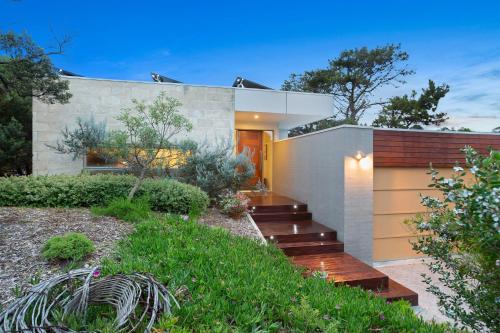 een huis met een trap in de tuin bij Marvellous Montfort in Blairgowrie