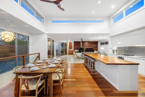 een keuken en eetkamer met een houten tafel en stoelen bij Marvellous Montfort in Blairgowrie