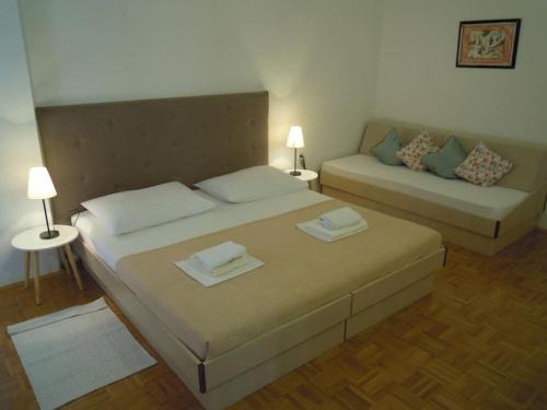 - une chambre avec deux lits et un canapé dans l'établissement Riva Brela, à Brela