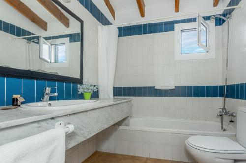 ソン・ショリゲルにあるSon Xoriguer 14の洗面台、浴槽、トイレを備えたバスルーム