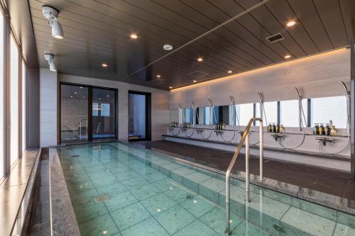 una piscina en una habitación de hotel con piscina en Via Inn Prime Osaka Kyobashi en Osaka