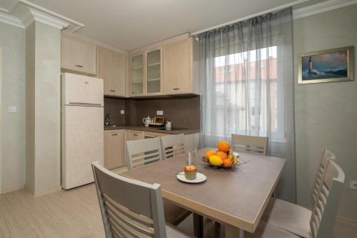una cocina con una mesa con un bol de fruta. en COOP Apartments, Sofia, en Sofía