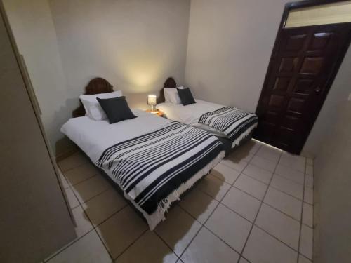 Postel nebo postele na pokoji v ubytování Hoep Hoep Self Catering