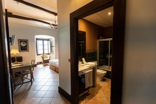 a bathroom with a sink and a toilet in a room at Hotel Rural OLIVENZA PALACIO in Olivenza
