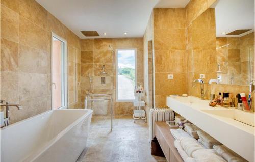 La salle de bains est pourvue d'une baignoire et d'un lavabo. dans l'établissement Beautiful Home In Les Adrets-de-lestre With Wifi, à Les Adrets-de-l'Estérel