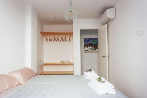 una camera da letto con un letto bianco e cuscini sopra di Terrazas Faro 18 a El Pozo de los Frailes