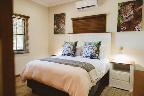 Ένα ή περισσότερα κρεβάτια σε δωμάτιο στο Monzi Safari Lodge