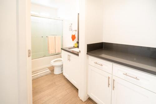 ロサンゼルスにあるModern One Bedroom in Koreatown Close to Downtown LA with Private Parkingの洗面台とトイレを備えた白いバスルーム