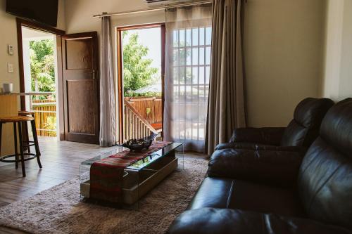 Χώρος καθιστικού στο Monzi Safari Lodge