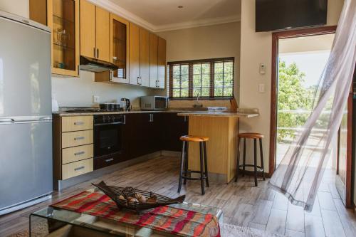 Η κουζίνα ή μικρή κουζίνα στο Monzi Safari Lodge
