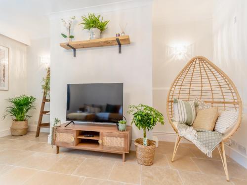 TV a/nebo společenská místnost v ubytování Garden Apartment