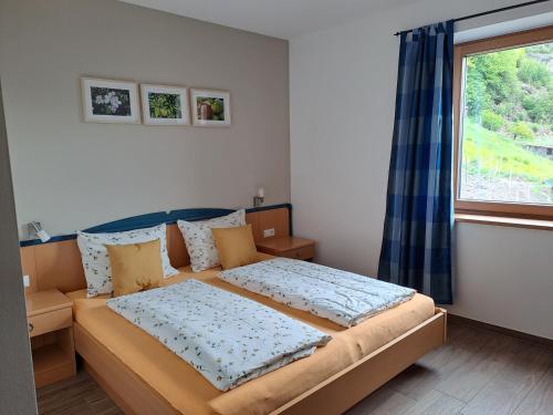 1 dormitorio con cama y ventana en Brunnerhof en Naturno