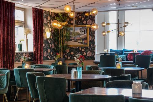 une salle à manger avec des tables et des chaises dans l'établissement Hotell Arkad, à Västerås