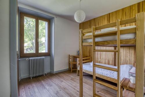 - une chambre avec 2 lits superposés et une fenêtre dans l'établissement Villa Playa, à Veyrier-du-Lac