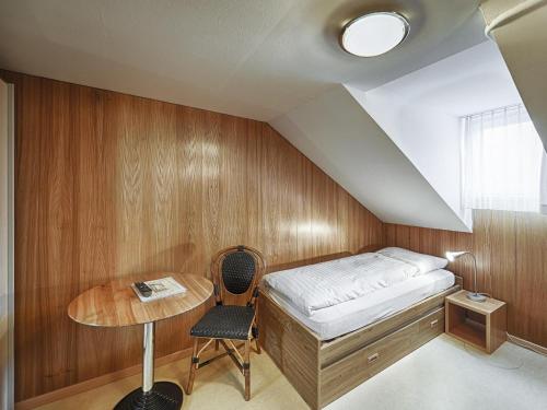 Llit o llits en una habitació de Hotel Weisses Kreuz