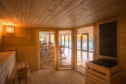 einen Innenblick auf eine Holzhütte mit einer Veranda in der Unterkunft San Giovanni Terme Rapolano in Rapolano Terme