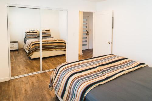 a bedroom with a bed and a large mirror at Cozy Koreatown 1 Bedroom Modern Furnished Free Parking in Los Angeles