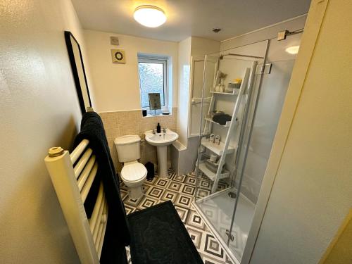 a small bathroom with a toilet and a shower at Entire home/free parking /racecourse in York