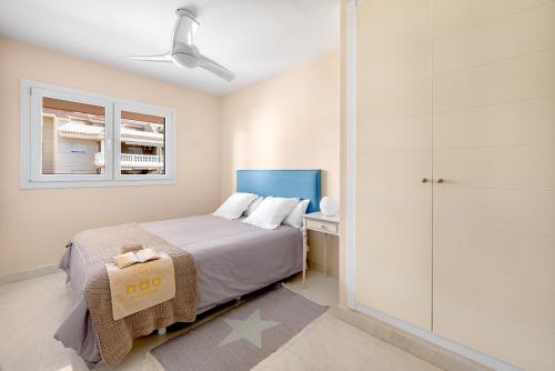 ein kleines Schlafzimmer mit einem Bett und einem Schrank in der Unterkunft Lopimar Exclusivo in Canet d'en Berenguer