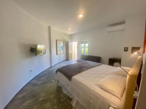 Katil atau katil-katil dalam bilik di The best Villa ground floor 5 bedrooms with ensuite bathrooms at prime location