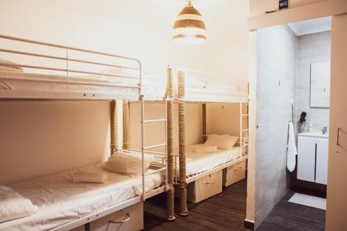 ペニシェにあるDeck Lodgeの二段ベッド3組が備わる客室です。