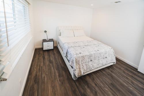 Postel nebo postele na pokoji v ubytování Modern New Close to Downtown LA 1 Bedroom with Parking