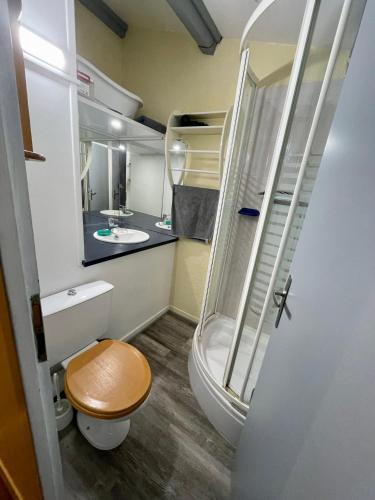 une petite salle de bain avec toilettes et lavabo dans l'établissement maison résidence privé, au Cap d'Agde