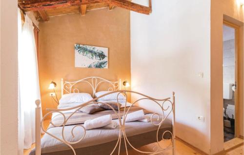 Ένα ή περισσότερα κρεβάτια σε δωμάτιο στο 4 Bedroom Pet Friendly Home In Zminj