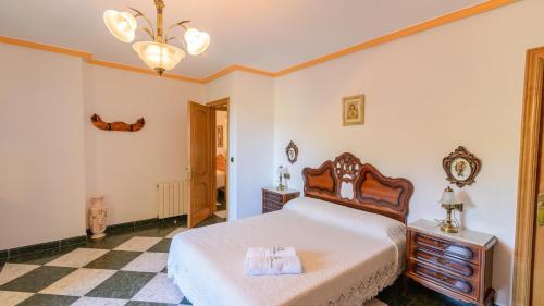 sypialnia z łóżkiem i podłogą wyłożoną szachownicą w obiekcie Villa Rural Paquete Pozo Alcón by Ruralidays w mieście Pozo Alcón