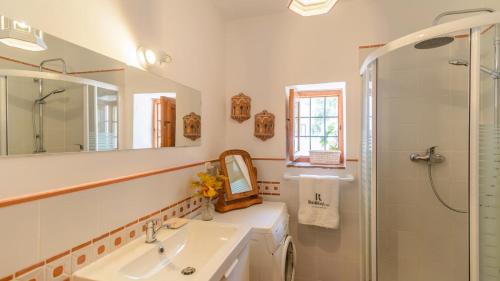 y baño con lavabo y ducha. en Casa de Juanito Viñuela by Ruralidays en Viñuela