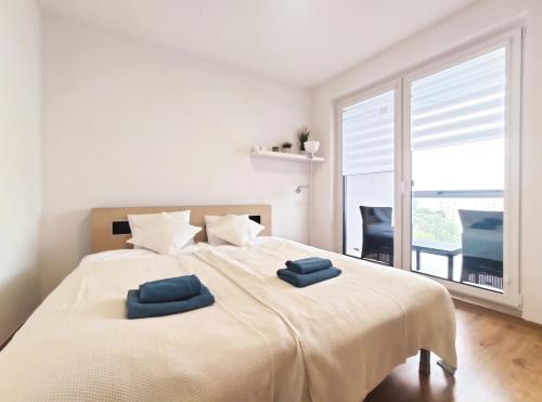 sypialnia z dużym łóżkiem z 2 niebieskimi ręcznikami w obiekcie Sołtysa Dytmara 3 by Homeprime w Krakowie