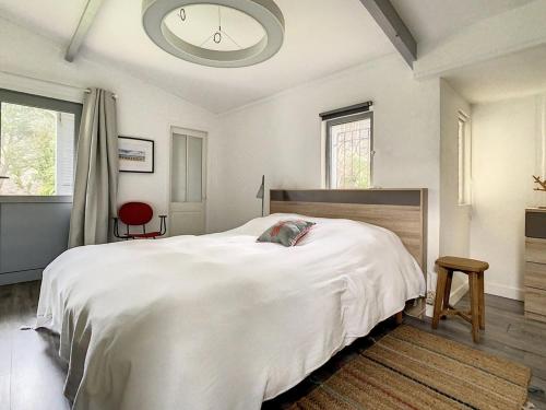 sypialnia z dużym białym łóżkiem i zegarem w obiekcie Maison Cucq-Stella Plage, 4 pièces, 6 personnes - FR-1-236-151 w mieście Cucq