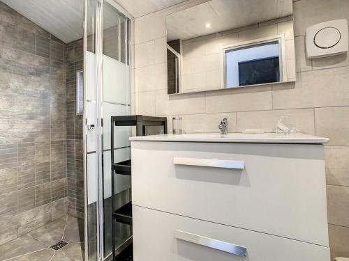 W łazience znajduje się umywalka, lustro i prysznic. w obiekcie Maison Cucq-Stella Plage, 4 pièces, 6 personnes - FR-1-236-151 w mieście Cucq