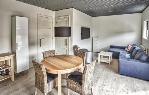 ein Wohnzimmer mit Tisch und Couch in der Unterkunft Berg En Zee 4 in Bergen aan Zee