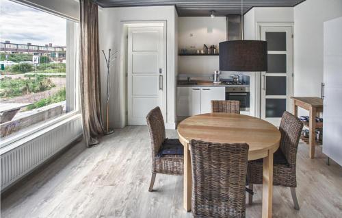 eine Küche und ein Esszimmer mit Tisch und Stühlen in der Unterkunft Berg En Zee 4 in Bergen aan Zee