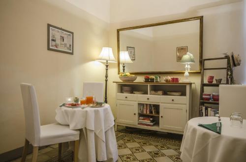 a room with a mirror and a table and chairs at La Bohème in Lucca