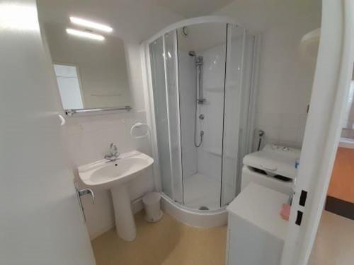 une salle de bain blanche avec une douche et un lavabo dans l'établissement Saint Gilles - T3 Face Mer avec Balcon, Parking Privé, Accès Direct Plage - FR-1-324-543, à Saint-Gilles-Croix-de-Vie