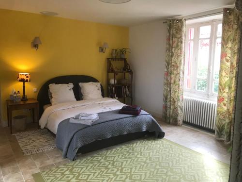 1 dormitorio con cama y ventana grande en Chez Alice,simplicité et petite piscine, en Mirandol-Bourgnounac