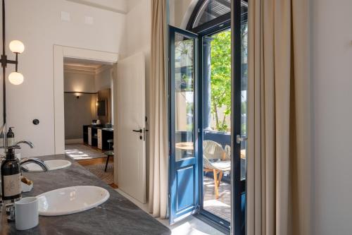 Casa da Marechal - Boutique Hotel by Oporto Collection - Adults Only في بورتو: حمام مغسلتين وباب زجاجي منزلق