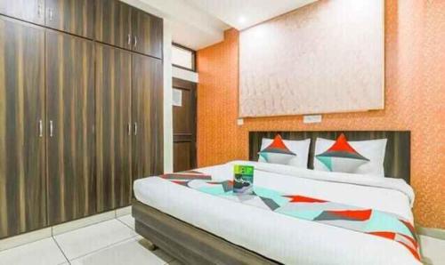 ein Schlafzimmer mit einem großen Bett in einem Zimmer in der Unterkunft FabExpress Mayank Palace in Chandīgarh