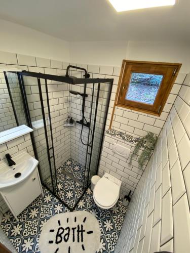 A bathroom at 99Heaven Vendégház/ Panorámás faházikó Nagymaroson