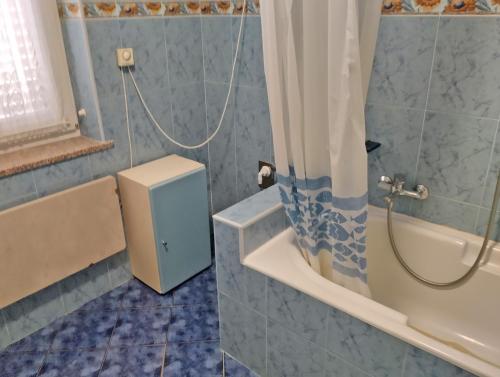 y baño con ducha, bañera y lavamanos. en Apartment Danica 356, en Umag