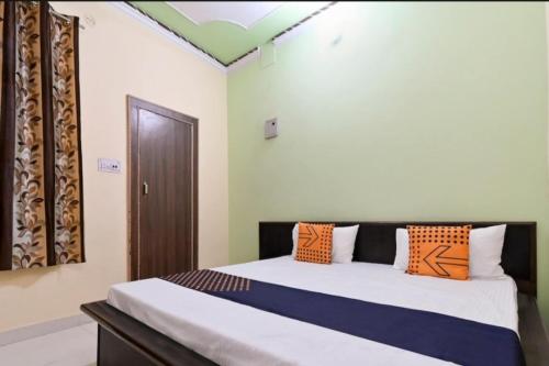 Postel nebo postele na pokoji v ubytování OYO Green City Hotel Rohtak