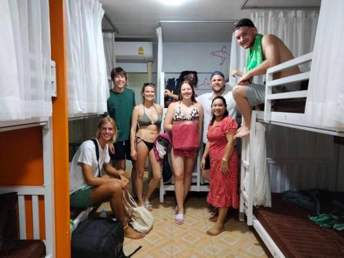 un groupe de personnes debout dans un lit superposé dans l'établissement Voyagers Hostel, sur les Îles Phi Phi