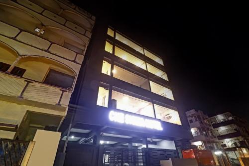 ein Gebäude mit beleuchteten Fenstern in der Nacht in der Unterkunft Super Townhouse 862 Che Sigma in Hyderabad