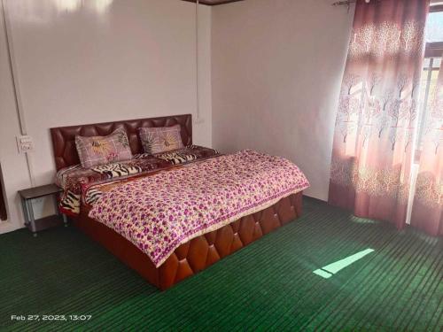 1 dormitorio con 1 cama grande en una habitación en OYO Home Homestay Sabzar Ahmad Gorsi, en Pahalgām
