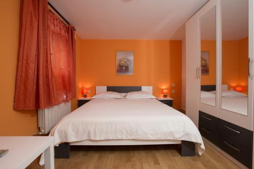 Un pat sau paturi într-o cameră la Apartments Ana
