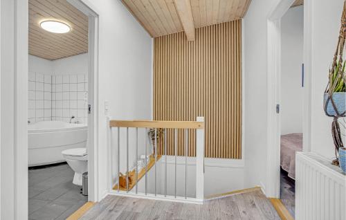 e bagno con servizi igienici e vasca. di 4 Bedroom Stunning Home In Lkken a Løkken