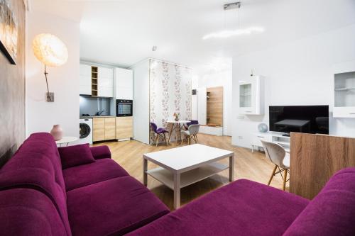 Voluntari的住宿－Luxury Pipera，客厅配有紫色沙发和桌子