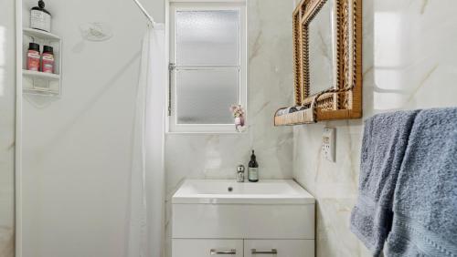 Ένα μπάνιο στο The Remodelling Room - Mount Maunganui Cottage